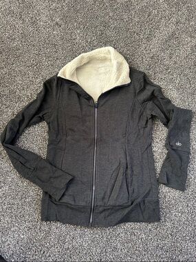 ALO Yoga | Charcoal Zip Jacket with Cream Sherpa Lining